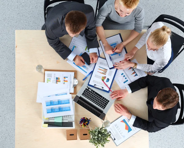 Zakenmensen zitten en discussiëren op zakelijke bijeenkomst, in functie — Stockfoto