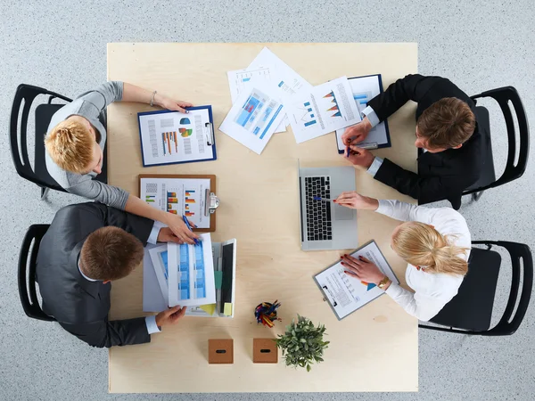 İş adamları iş toplantısında, ofiste oturup tartışıyorlar.