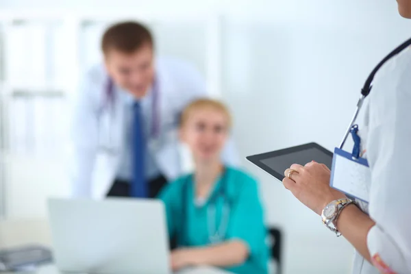 Medico donna in piedi con stetoscopio in ospedale — Foto Stock