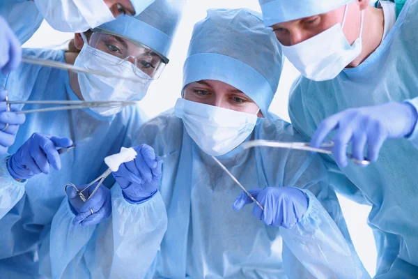Debajo de la vista de cirujanos sosteniendo instrumentos médicos en las manos —  Fotos de Stock
