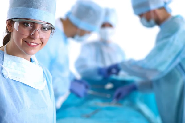 Młody zespół chirurgów na sali operacyjnej — Zdjęcie stockowe