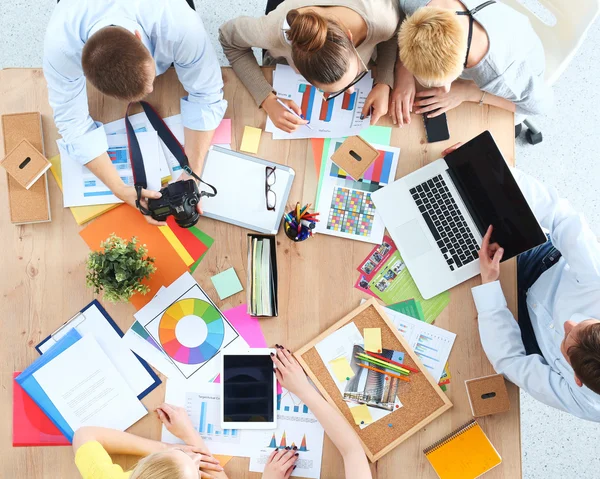 Gente de negocios sentada y discutiendo en la reunión de negocios, en la oficina — Foto de Stock