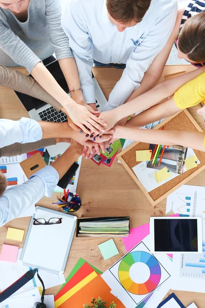 Equipo empresarial con las manos juntas - conceptos de trabajo en equipo — Foto de Stock