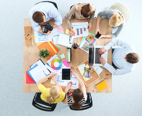 Zakenmensen zitten en discussiëren op zakelijke bijeenkomst, in functie — Stockfoto