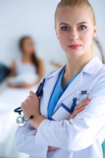 Femme médecin debout avec stéthoscope à l'hôpital — Photo