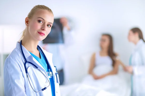 Női orvos áll sztetoszkóppal a kórházban — Stock Fotó