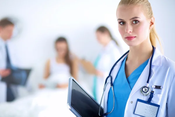 Жінка-лікар стоїть з текою в лікарні — стокове фото