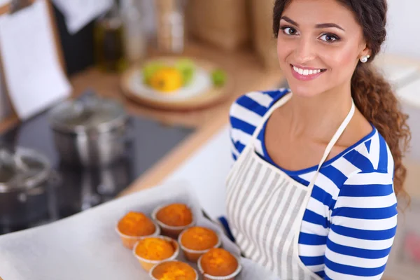 Femme fait des gâteaux dans la cuisine — Photo