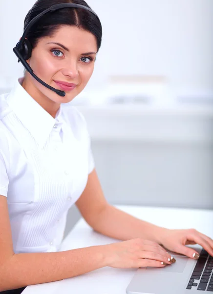 Nahaufnahme Porträt eines Kundendienstmitarbeiters im Büro — Stockfoto