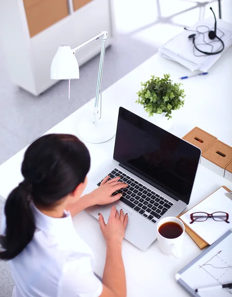 Empresária atraente sentada na mesa no escritório — Fotografia de Stock