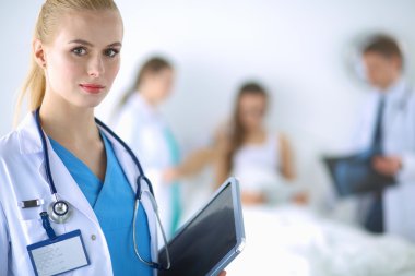 Kadın doktor hastanede dosyayla bekliyor. 