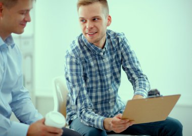 İş adamları ofiste görüştüler.