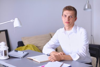 Genç işadamı ofiste masa oturarak çalışma