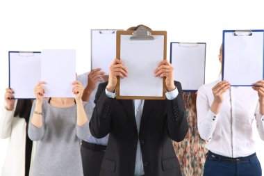 Beyaz arka plan üzerinde izole yüz yakınındaki bir klasörler holding iş adamları ekibinin