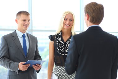 İş kadını ofiste tokalaşıyor