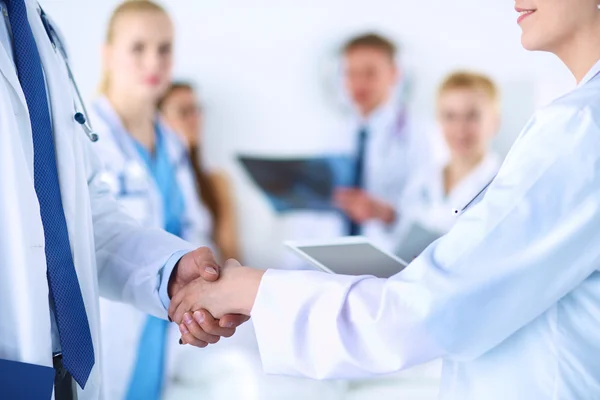 Jonge medische mensen schudden elkaar de hand op kantoor — Stockfoto
