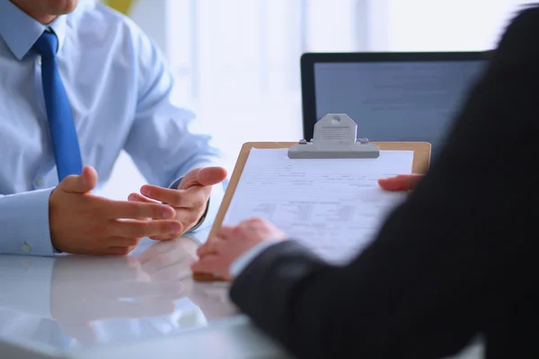 Geschäftsleute sitzen und diskutieren bei Geschäftstreffen, im Büro — Stockfoto