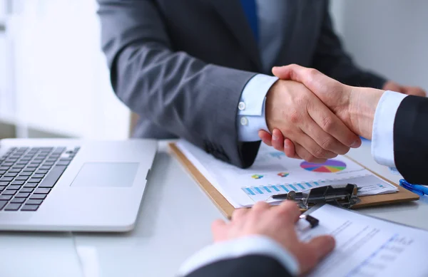 Gente de negocios dándose la mano, terminando una reunión —  Fotos de Stock