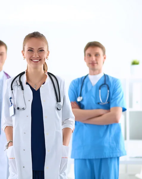 Attractive female doctor in front of medical group — Stock Photo, Image