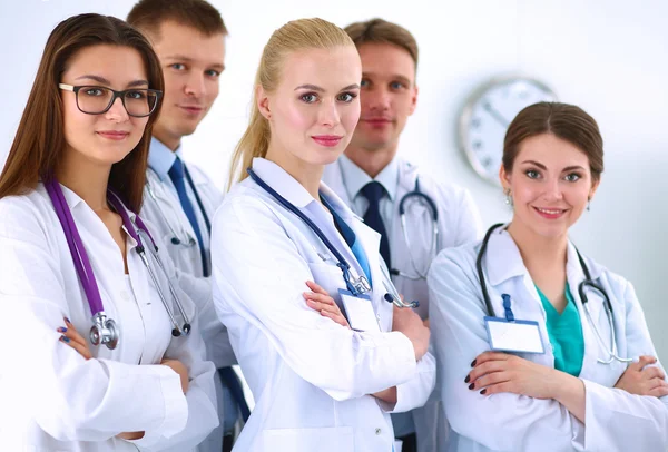 Портрет групи усміхнених колег по лікарні, що стоять разом — стокове фото
