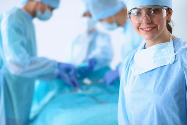 Equipe de cirurgia jovem na sala de cirurgia — Fotografia de Stock