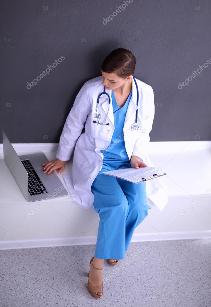 Медсестра сидит на лице. Медсестра сидит. Медсестра в кресле. Медсестра на природе. Врач ноги на стол.