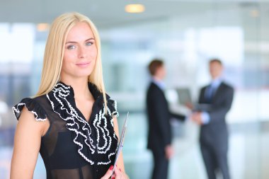 iş kadını ona ellerine bir tablet ile ön planda duran