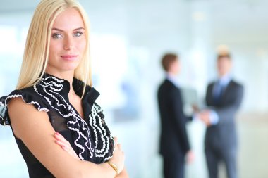 iş kadını ona ellerine bir tablet ile ön planda duran