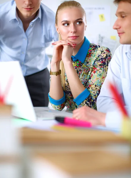 Jóvenes empresarios que trabajan en la oficina en un nuevo proyecto. — Foto de Stock