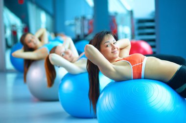 Spor salonunda pilates sınıfındaki bir grup insan.