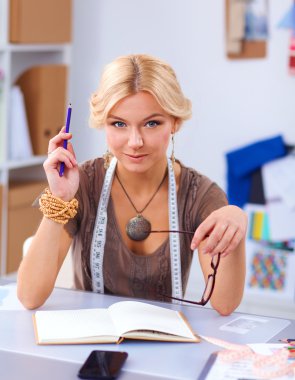 Stüdyoda çalışan genç moda tasarımcısı.