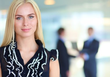 İş kadını ofiste ön planda duran