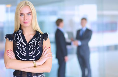 İş kadını ofiste ön planda duran