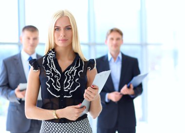 Bir klasörde elleri ile ön planda duran iş kadın