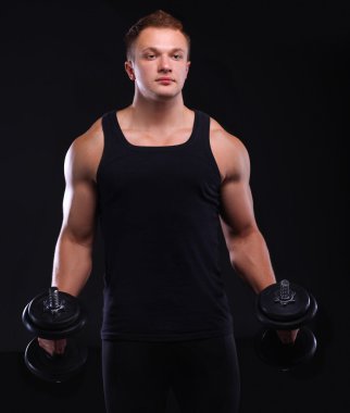 yakışıklı kaslı adam dumbell ile çalışma dışarı