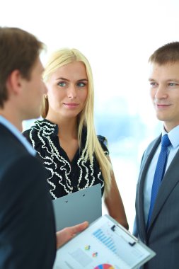 iş kadını ona ellerine bir tablet ile ön planda duran