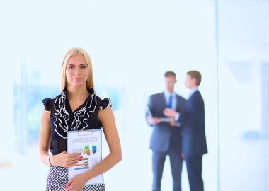 Bir klasörde elleri ile ön planda duran iş kadın