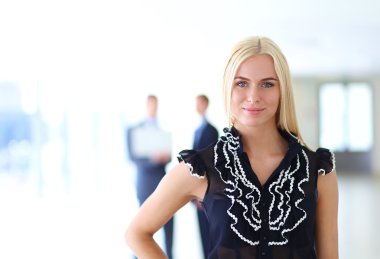 İş kadını ofiste ön planda duran