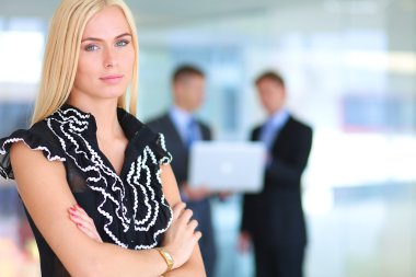 iş kadını ona ellerine bir tablet ile ön planda duran