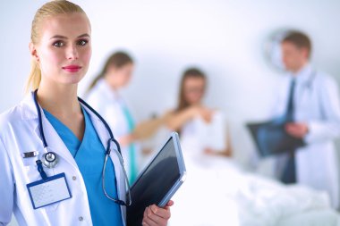 Kadın doktor hastanede dosyayla bekliyor. 