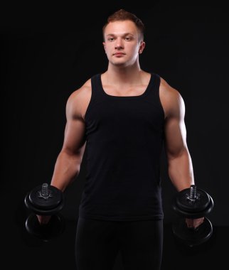 yakışıklı kaslı adam dumbell ile çalışma dışarı