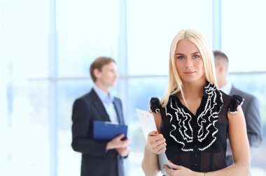 Bir klasörde elleri ile ön planda duran iş kadın