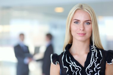 İş kadını ofiste ön planda duran