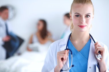 Kadın doktor hastanede steteskopla dikiliyor. 