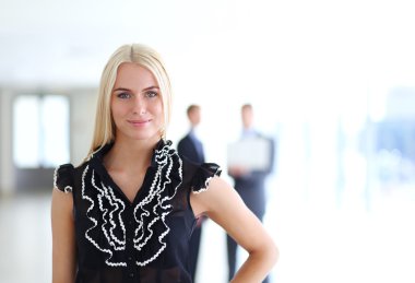 İş kadını ofiste ön planda duran