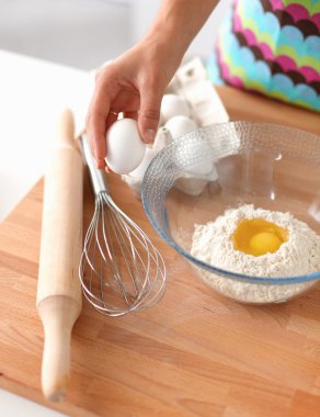 Kadın mutfakta pasta yapıyor.