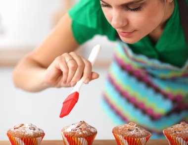 Kadın mutfakta pasta yapıyor.