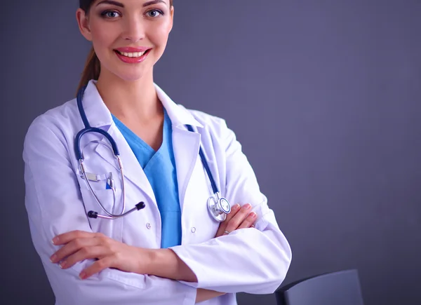 Doctor vrouw met stethoscoop geïsoleerd op grijze achtergrond — Stockfoto