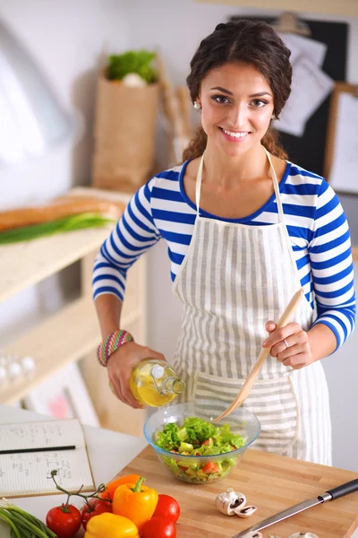 Giovane donna mescolando insalata fresca — Foto Stock