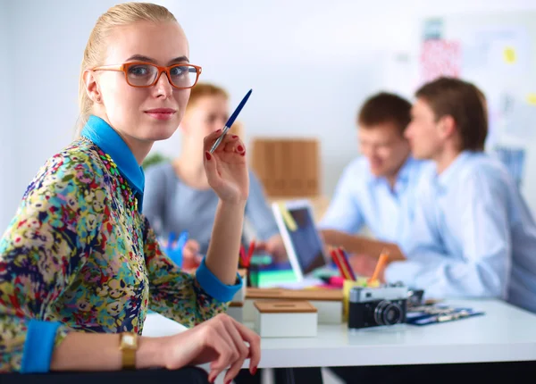 Yeni bir proje üzerinde çalışan genç iş adamları.